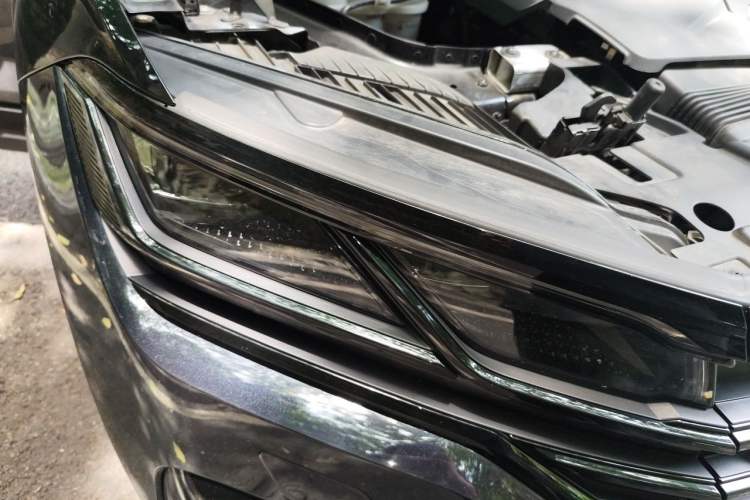 Used Volkswagen Touareg 2022 3.0 TSI Luxury Edition Black Diamond Sport Package Right Front Headlight