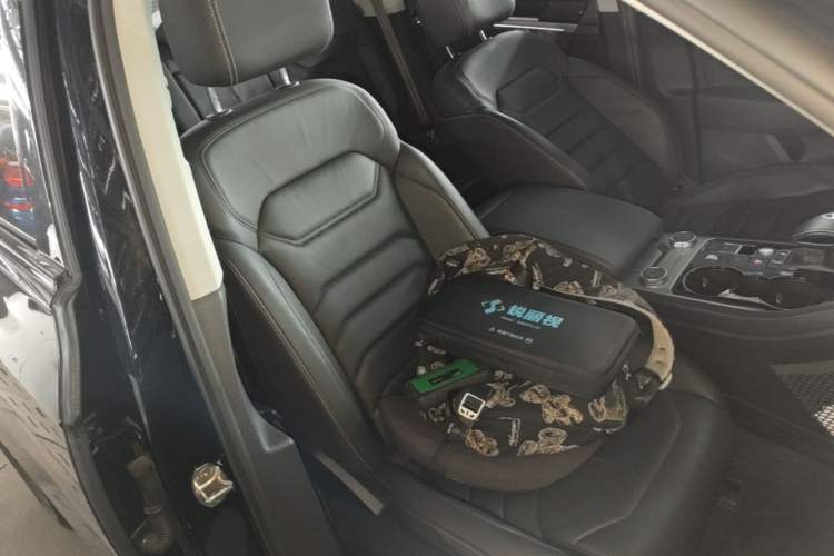 Used Volkswagen Touareg 2022 3.0 TSI Luxury Edition Black Diamond Sport Package Right Front Seat