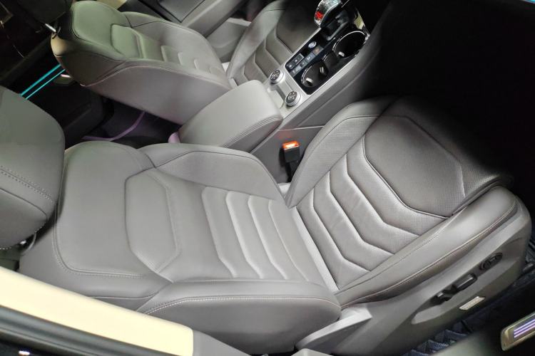Used Volkswagen Touareg 2022 3.0 TSI Luxury Edition Black Diamond Sport Package Right Front Seat