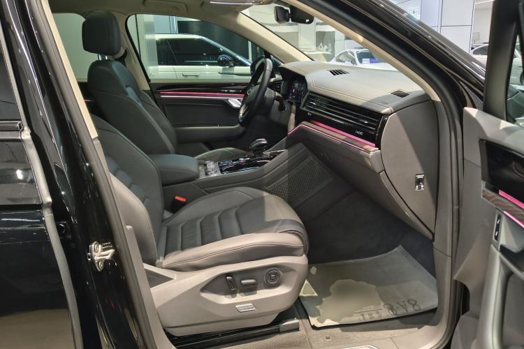 Used Volkswagen Touareg 2022 3.0 TSI Luxury Edition Black Diamond Sport Package Right Front Seat