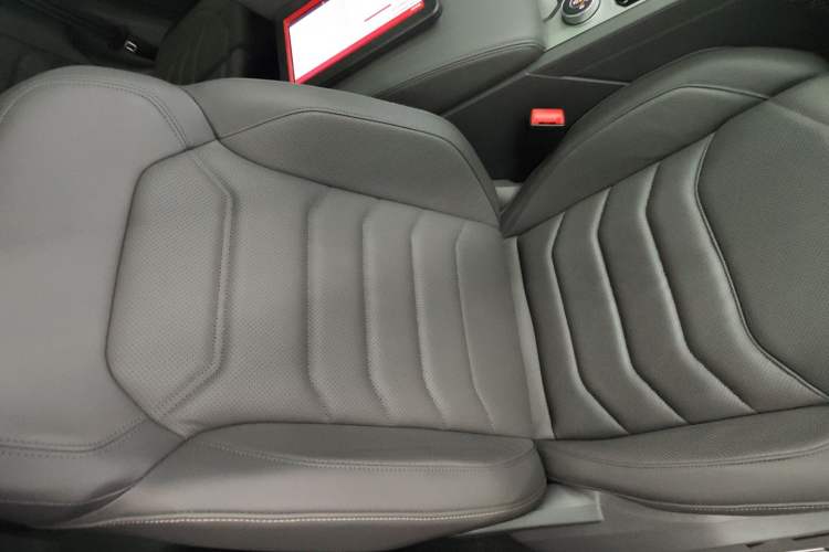 Used Volkswagen Touareg 2022 3.0 TSI Luxury Edition Black Diamond Sport Package Right Front Seat