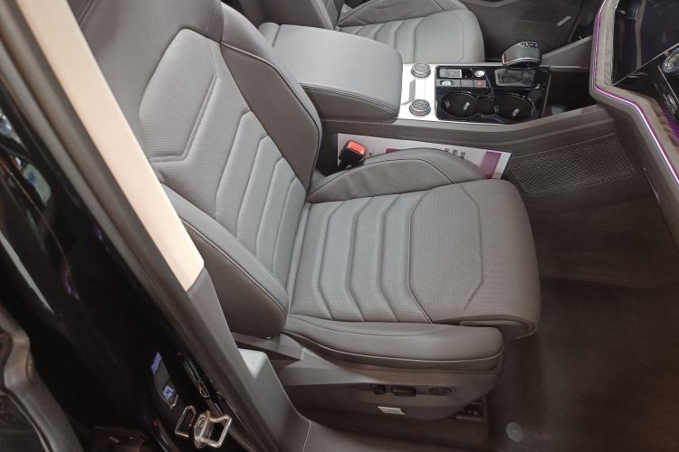 Used Volkswagen Touareg 2022 3.0 TSI Luxury Edition Black Diamond Sport Package Right Front Seat