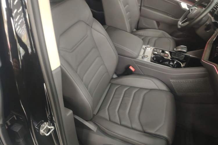 Used Volkswagen Touareg 2022 3.0 TSI Luxury Edition Black Diamond Sport Package Right Front Seat
