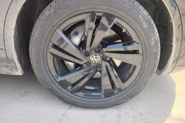 Used Volkswagen Touareg 2022 3.0 TSI Luxury Edition Black Diamond Sport Package Right Front Wheel Hub