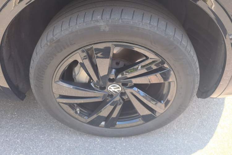 Used Volkswagen Touareg 2022 3.0 TSI Luxury Edition Black Diamond Sport Package Right Front Wheel Hub