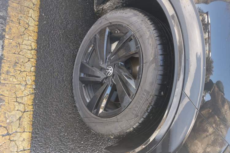 Used Volkswagen Touareg 2022 3.0 TSI Luxury Edition Black Diamond Sport Package Right Front Wheel Hub