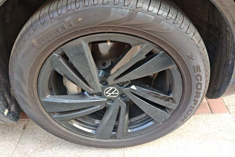 Used Volkswagen Touareg 2022 3.0 TSI Prestige Edition Classic Sport Package Right Front Wheel Hub