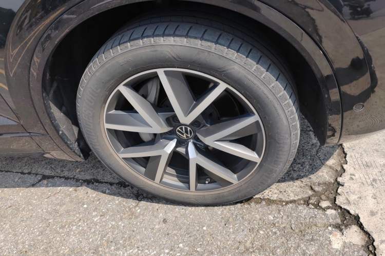 Used Volkswagen Touareg 2022 3.0 TSI Prestige Edition Classic Sport Package Right Front Wheel Hub