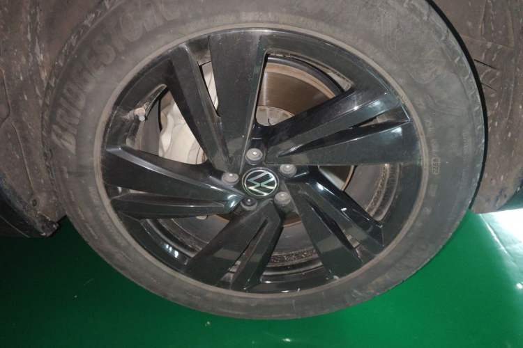 Used Volkswagen Touareg 2022 3.0 TSI Luxury Edition Black Diamond Sport Package Right Front Wheel Hub
