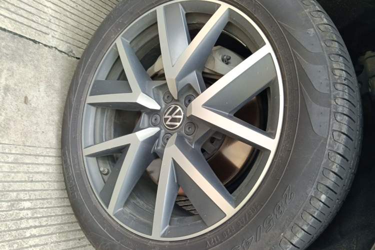 Used Volkswagen Touareg 2022 3.0 TSI Prestige Edition Classic Sport Package Right Front Wheel Hub