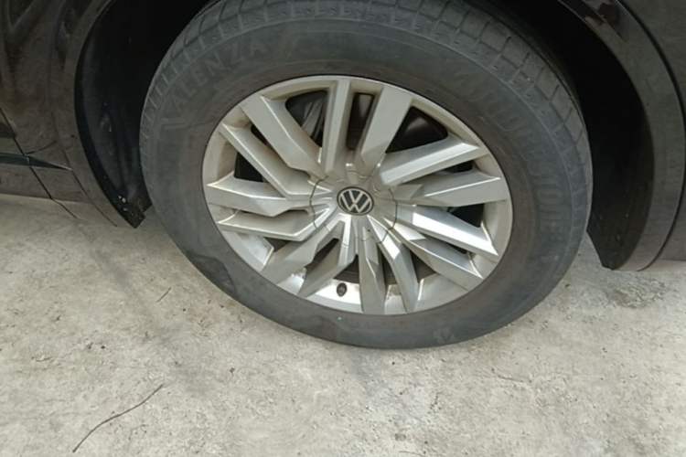 Used Volkswagen Touareg 2022 2.0 TSI RuiShang Edition Right Front Wheel Hub
