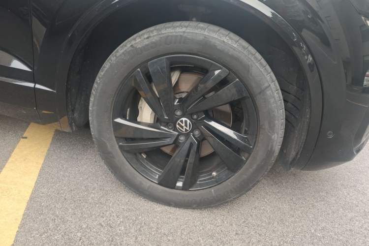 Used Volkswagen Touareg 2022 3.0 TSI Luxury Edition Black Diamond Sport Package Right Front Wheel Hub