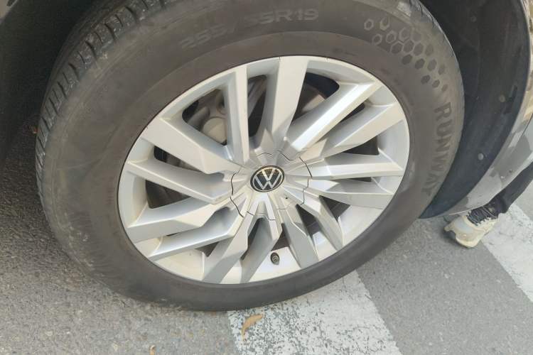Used Volkswagen Touareg 2022 2.0 TSI Flagship Special Edition Right Front Wheel Hub