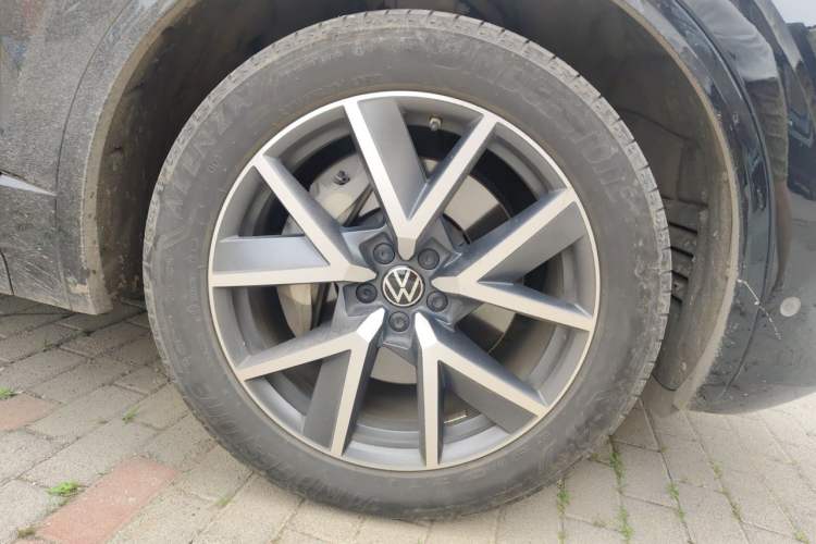 Used Volkswagen Touareg 2022 3.0 TSI Prestige Edition Classic Sport Package Right Front Wheel Hub