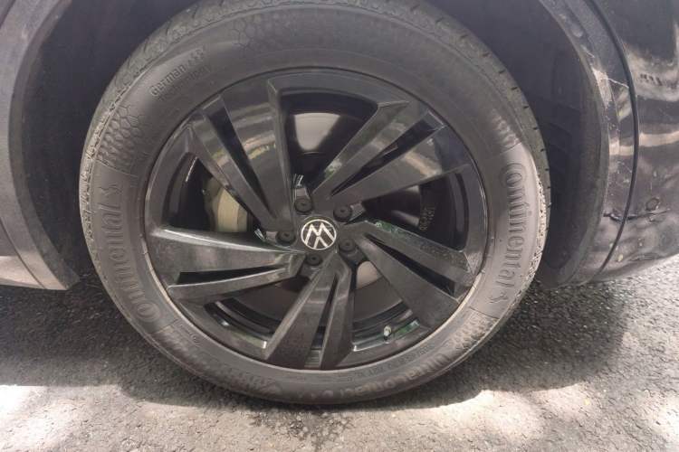 Used Volkswagen Touareg 2022 3.0 TSI Luxury Edition Black Diamond Sport Package Right Front Wheel Hub