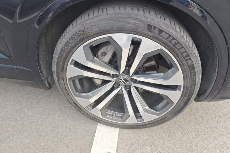 Used Volkswagen Touareg 2022 3.0 TSI Prestige Edition Classic Sport Package Right Front Wheel Hub