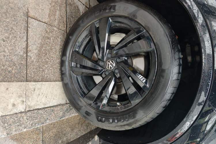 Used Volkswagen Touareg 2022 3.0 TSI Luxury Edition Black Diamond Sport Package Right Front Wheel Hub