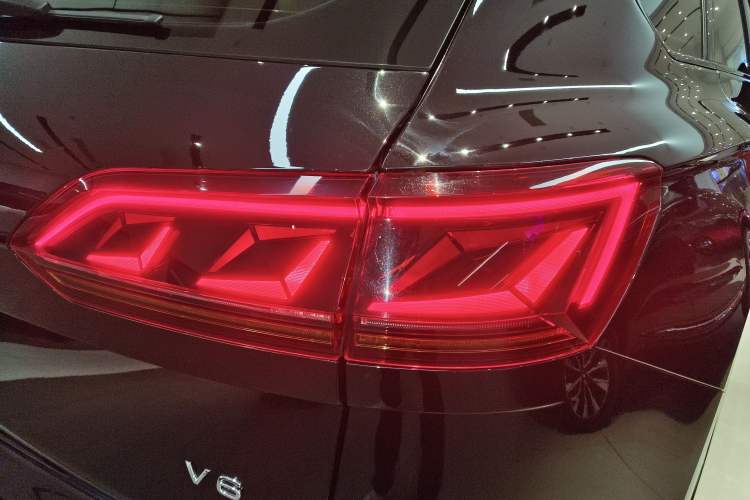 Used Volkswagen Touareg 2022 3.0 TSI Luxury Edition Black Diamond Sport Package Right Rear Taillight