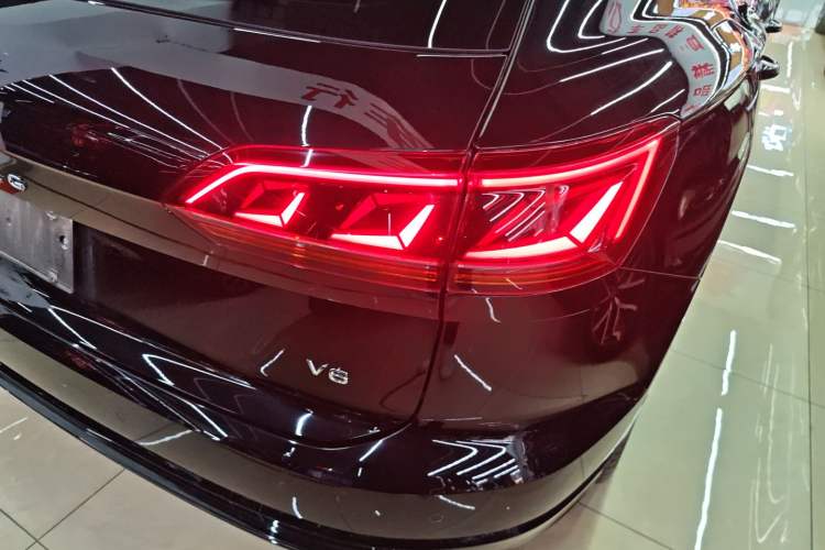 Used Volkswagen Touareg 2022 3.0 TSI Luxury Edition Black Diamond Sport Package Right Rear Taillight