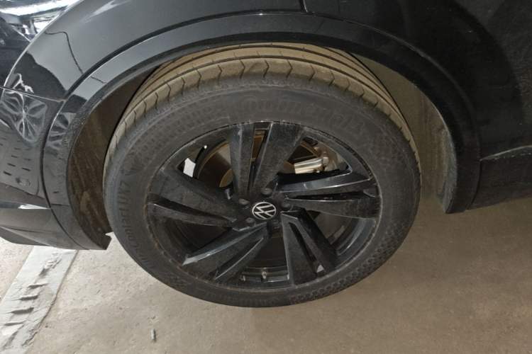 Used Volkswagen Touareg 2022 3.0 TSI Luxury Edition Black Diamond Sport Package Right Rear Wheel Hub