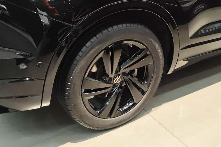 Used Volkswagen Touareg 2022 3.0 TSI Luxury Edition Black Diamond Sport Package Right Rear Wheel Hub
