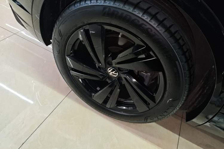 Used Volkswagen Touareg 2022 3.0 TSI Luxury Edition Black Diamond Sport Package Right Rear Wheel Hub