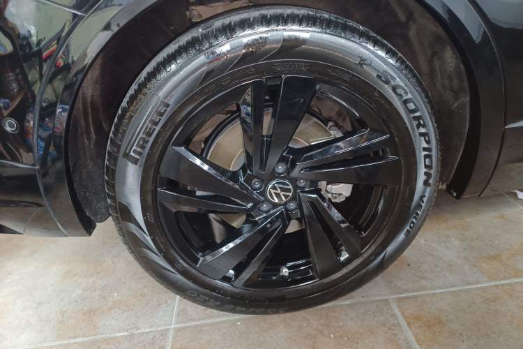 Used Volkswagen Touareg 2022 3.0 TSI Luxury Edition Black Diamond Sport Package Right Rear Wheel Hub