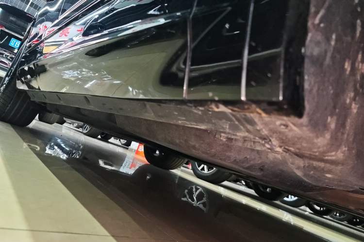 Used Volkswagen Touareg 2022 3.0 TSI Luxury Edition Black Diamond Sport Package Right Side Sill
