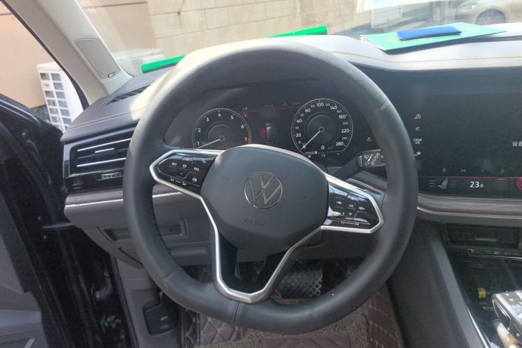 Used Volkswagen Touareg 2022 3.0 TSI Luxury Edition Black Diamond Sport Package Steering Wheel