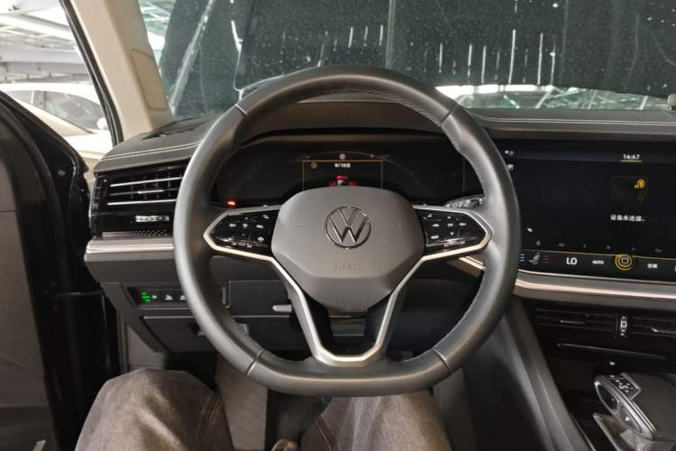 Used Volkswagen Touareg 2022 3.0 TSI Luxury Edition Black Diamond Sport Package Steering Wheel