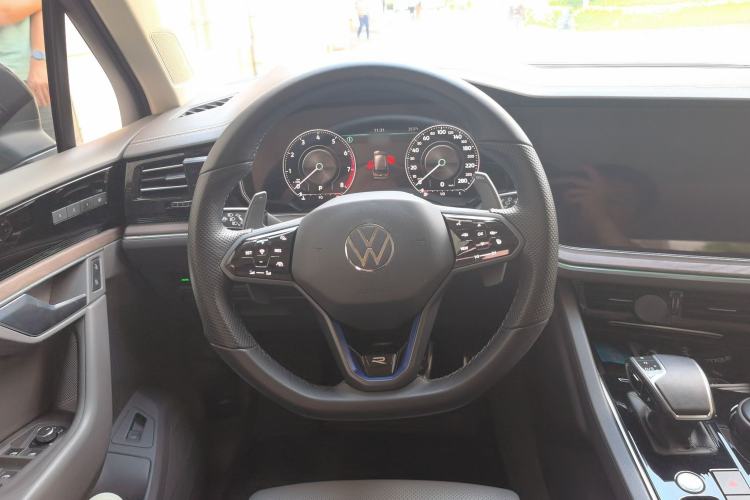Used Volkswagen Touareg 2022 3.0 TSI Luxury Edition Black Diamond Sport Package Steering Wheel