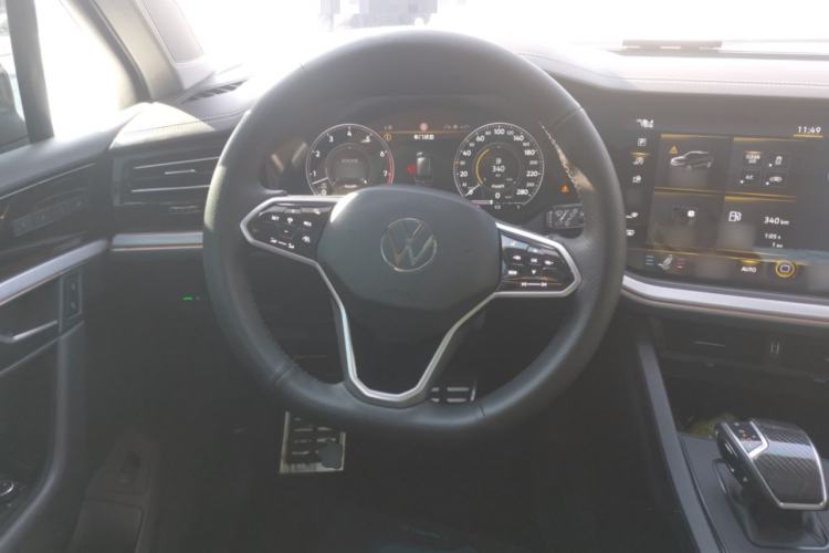 Used Volkswagen Touareg 2022 3.0 TSI Luxury Edition Black Diamond Sport Package Steering Wheel