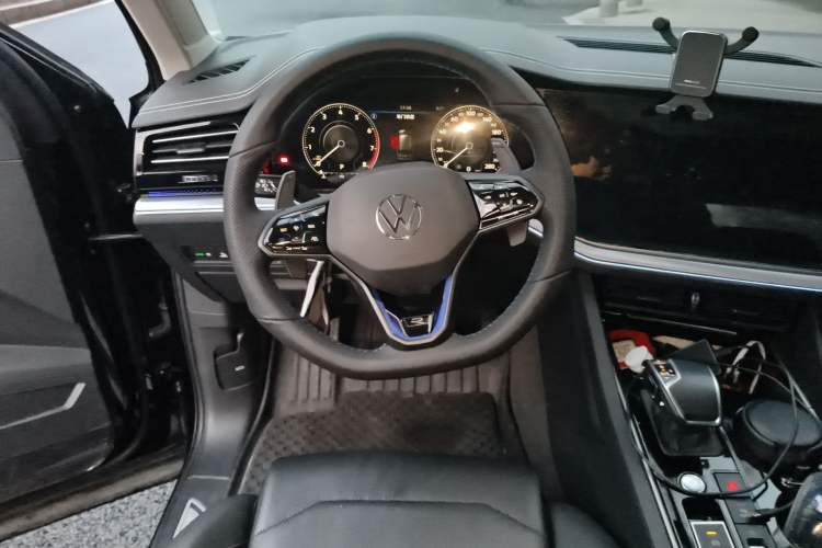 Used Volkswagen Touareg 2022 3.0 TSI Luxury Edition Black Diamond Sport Package Steering Wheel