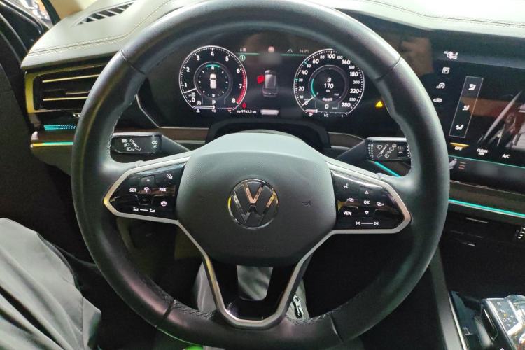 Used Volkswagen Touareg 2022 3.0 TSI Luxury Edition Black Diamond Sport Package Steering Wheel