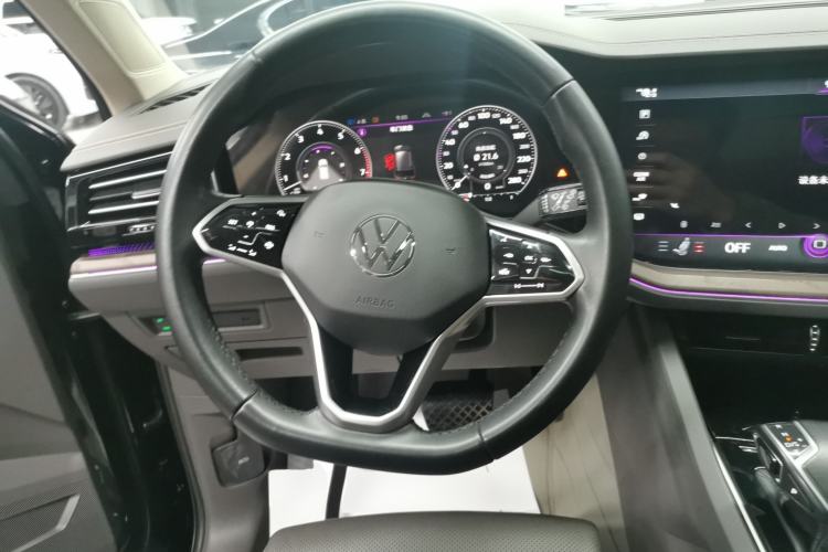 Used Volkswagen Touareg 2022 3.0 TSI Luxury Edition Black Diamond Sport Package Steering Wheel