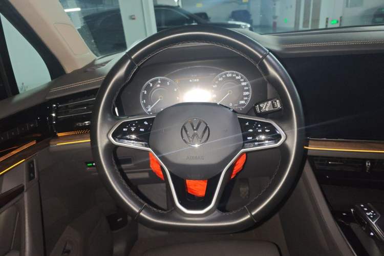 Used Volkswagen Touareg 2022 3.0 TSI Luxury Edition Black Diamond Sport Package Steering Wheel