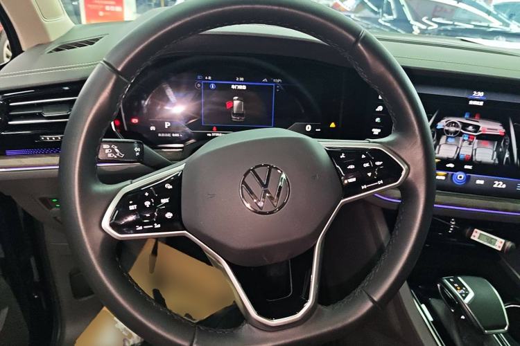 Used Volkswagen Touareg 2022 3.0 TSI Luxury Edition Black Diamond Sport Package Steering Wheel