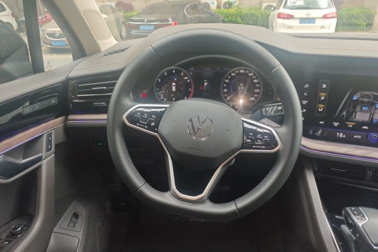 Used Volkswagen Touareg 2022 3.0 TSI Luxury Edition Black Diamond Sport Package Steering Wheel