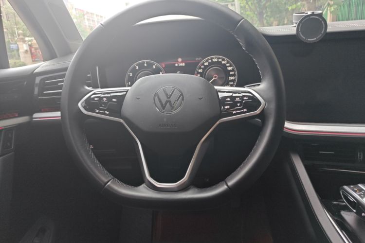 Used Volkswagen Touareg 2022 3.0 TSI Luxury Edition Black Diamond Sport Package Steering Wheel