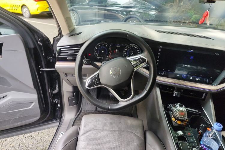 Used Volkswagen Touareg 2022 3.0 TSI Luxury Edition Black Diamond Sport Package Steering Wheel
