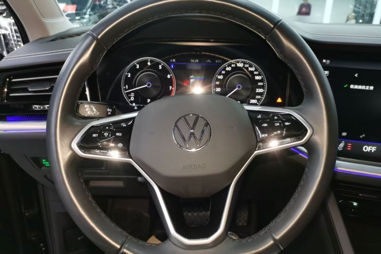 Used Volkswagen Touareg 2022 3.0 TSI Luxury Edition Black Diamond Sport Package Steering Wheel