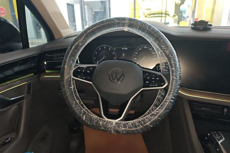 Used Volkswagen Touareg 2022 3.0 TSI Luxury Edition Black Diamond Sport Package Steering Wheel