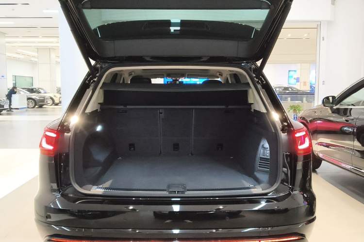 Used Volkswagen Touareg 2022 3.0 TSI Luxury Edition Black Diamond Sport Package Trunk