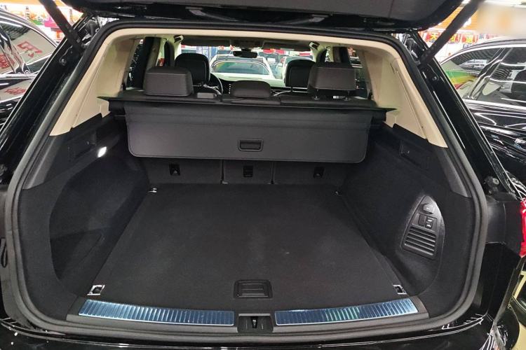Used Volkswagen Touareg 2022 3.0 TSI Luxury Edition Black Diamond Sport Package Trunk