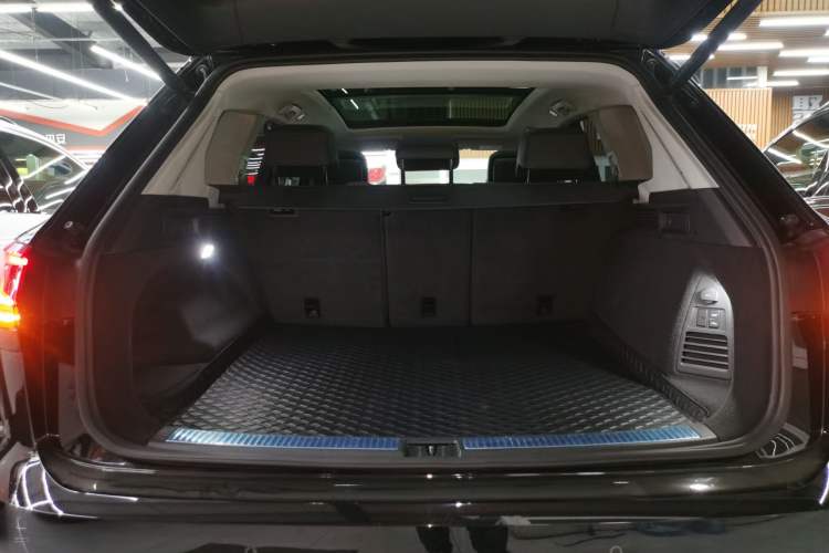 Used Volkswagen Touareg 2022 3.0 TSI Luxury Edition Black Diamond Sport Package Trunk
