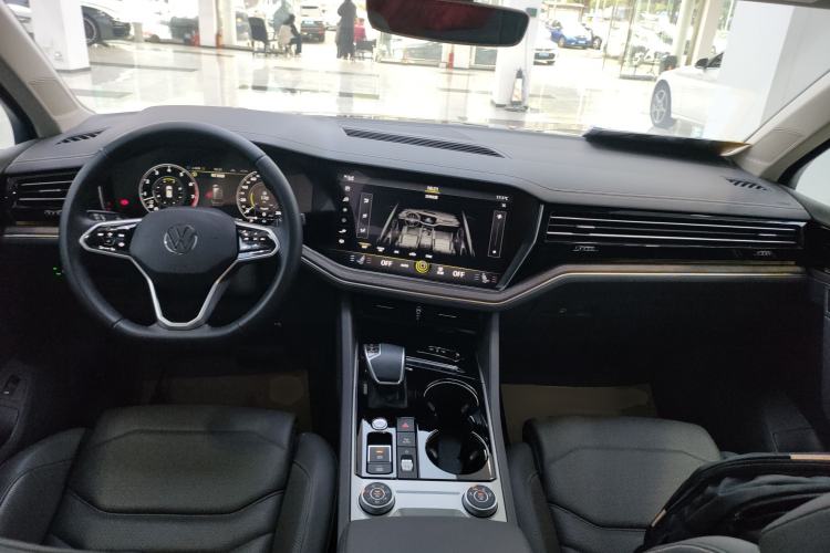 Used Volkswagen Touareg 2022 3.0 TSI Luxury Edition Black Diamond Sport Package Center Console