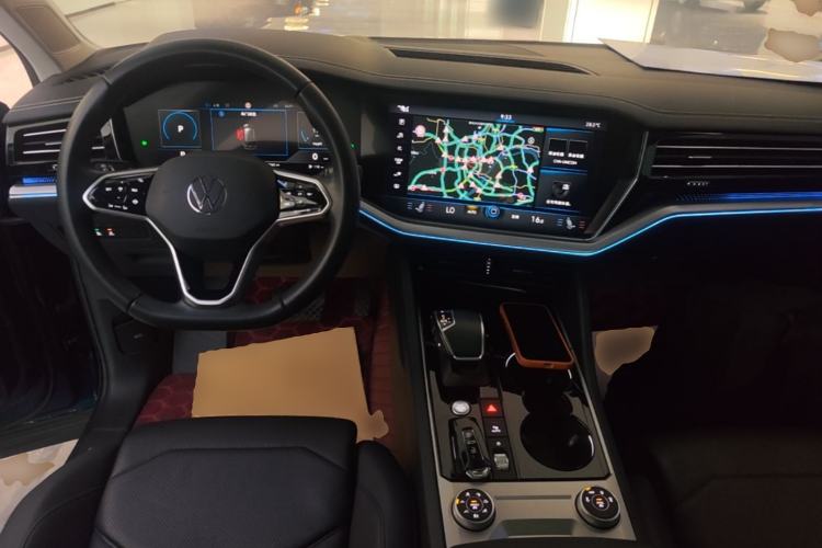 Used Volkswagen Touareg 2022 3.0 TSI Luxury Edition Black Diamond Sport Package Center Console