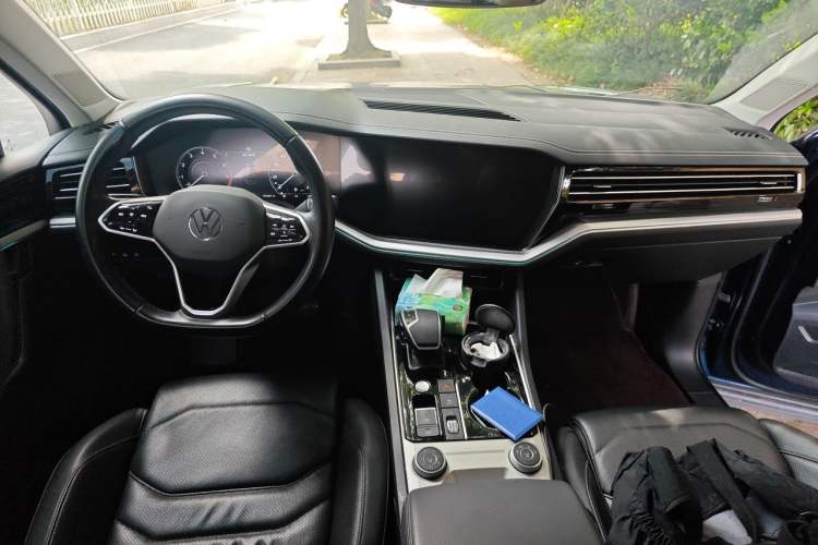 Used Volkswagen Touareg 2022 3.0 TSI Luxury Edition Black Diamond Sport Package Center Console