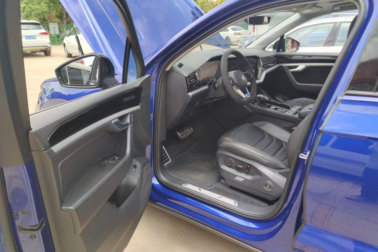 Used Volkswagen Touareg 2022 3.0 TSI Luxury Edition Black Diamond Sport Package Driver Seat