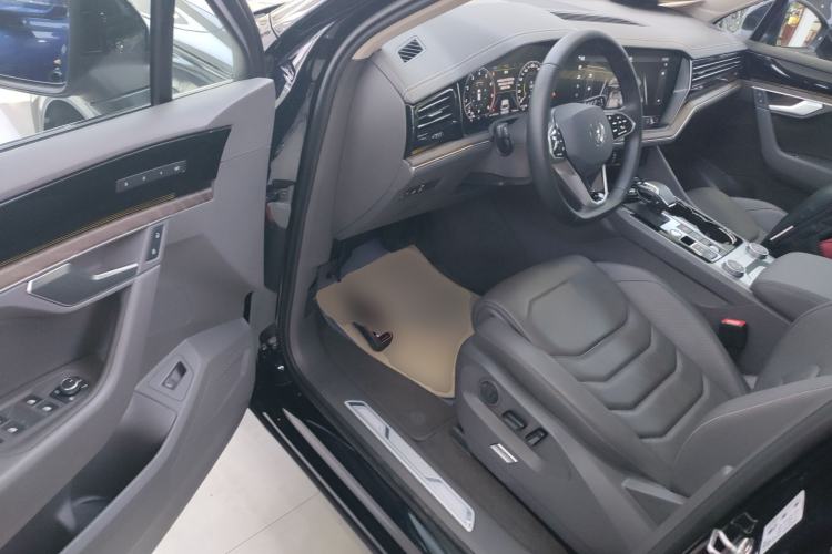 Used Volkswagen Touareg 2022 3.0 TSI Luxury Edition Black Diamond Sport Package Driver Seat